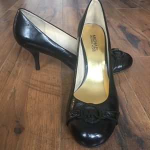 Michael Kors "Fulton" Mid Pump Heels - Size 9